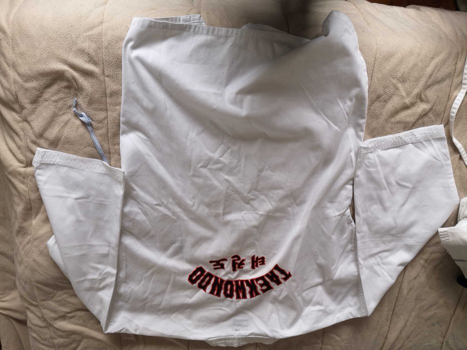 Dois Kimonos Taekwondo