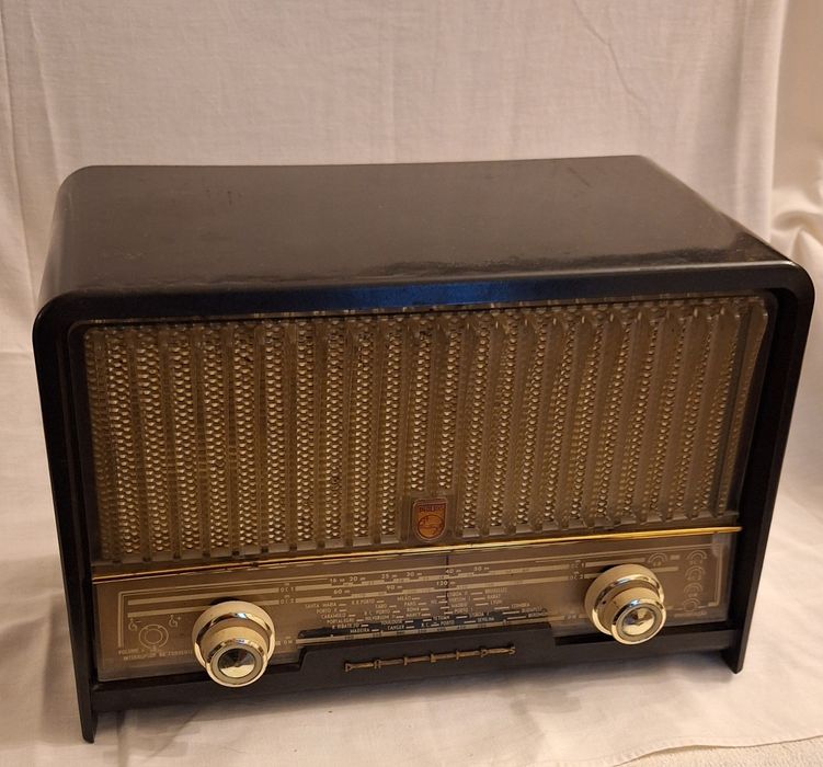 Radio antigo   com cerca de 70 anos