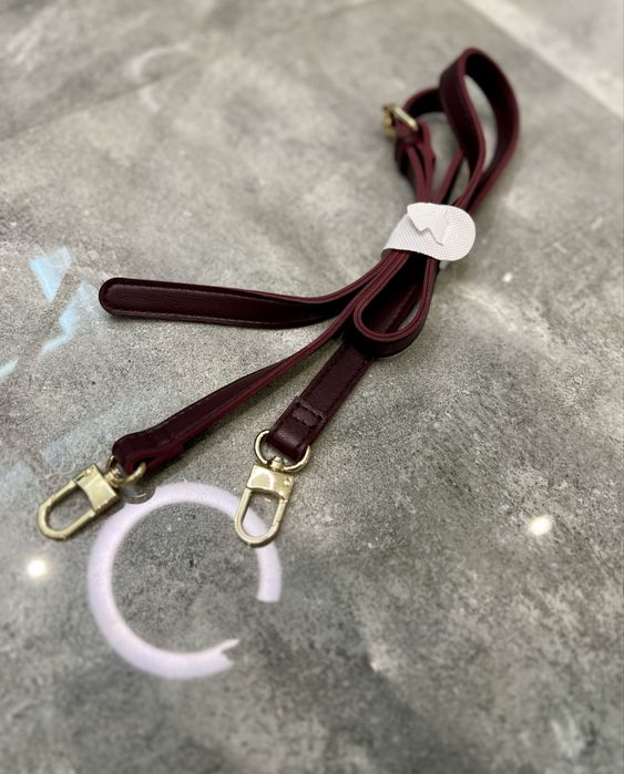 Bordowy pasek do torebki regulowany złote wykończenie zaczepy Mohito