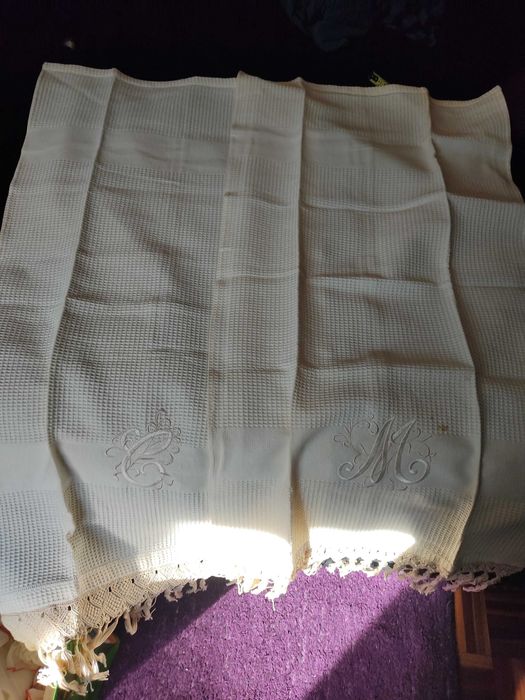 Toalhas decorativas com monogramas "C" e "M"