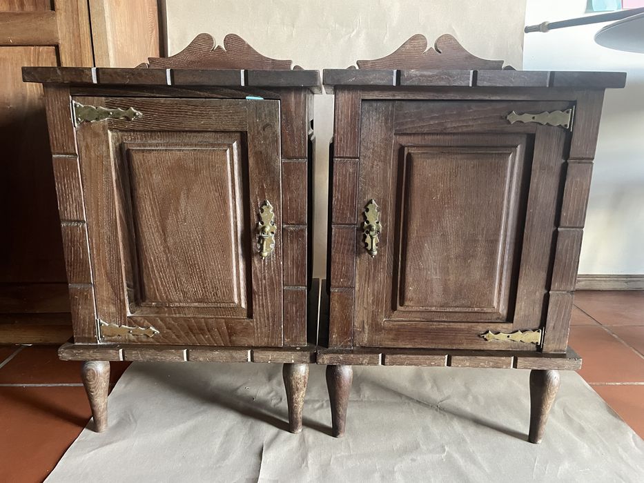 Duas mesas de cabeceira