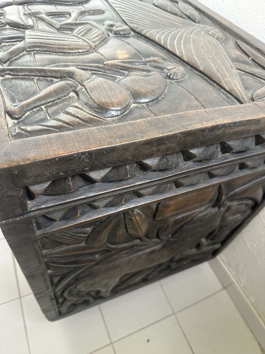 Arca esculpida em Pau Preto