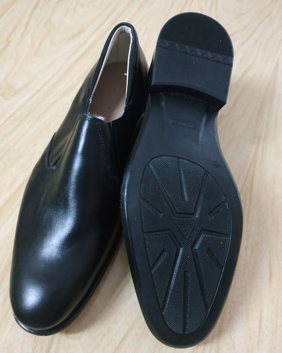 Продам нові шкіряні чоловічі туфлі,з ортопедичною устілкою