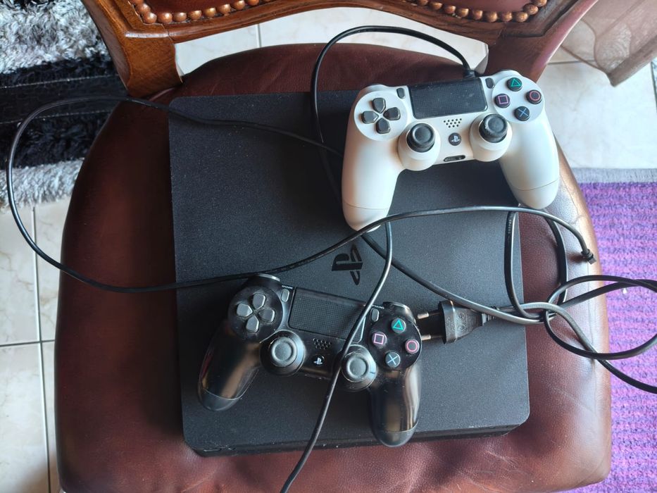 PS4 Slim + 2 comandos