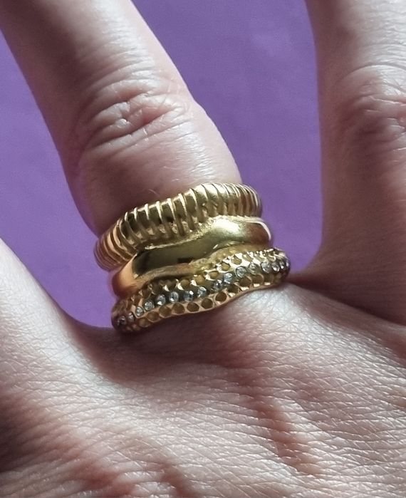 Anel dourado, em aço inoxidável, com zirconias. T17