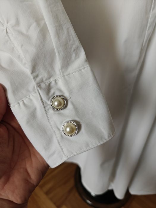 Biała koszula z perełkami