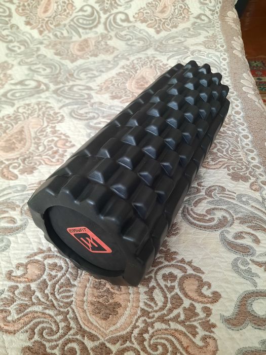 Масажний ролик-валик EasyFit 33 см, для спини, ніг, рук та шиї