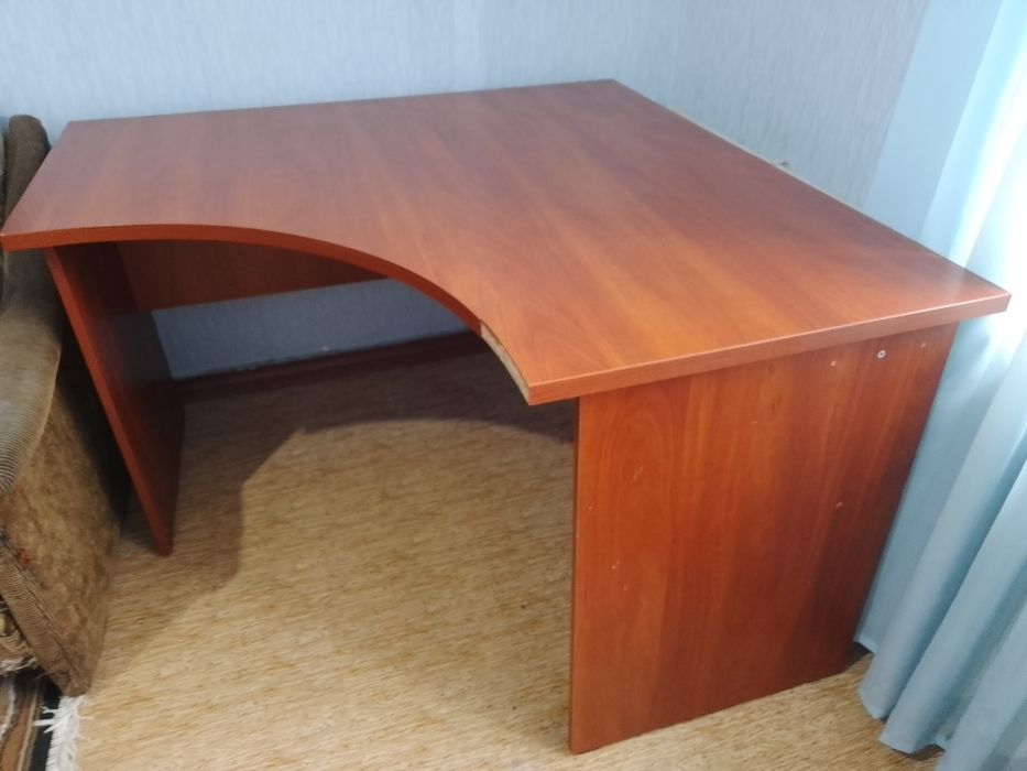 Продаю офисный стол