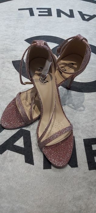 Różowe brokatowe sandałki na obcasie.