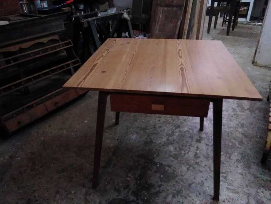 Mesa de madeira nova