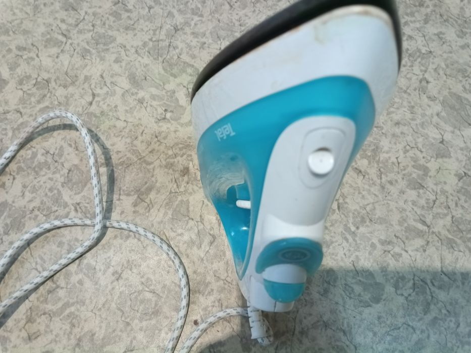 Утюг в рабочем состоянии Tefal,бытовая техник,гладильные доскиа