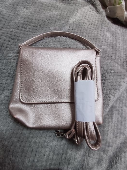 Mała perłowa torebka z paskiem