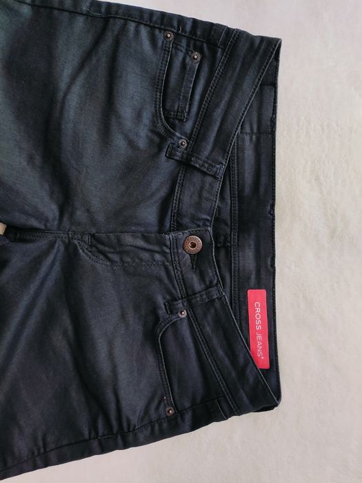 czarne, woskowane spodnie damskie marki Cross Jeans
