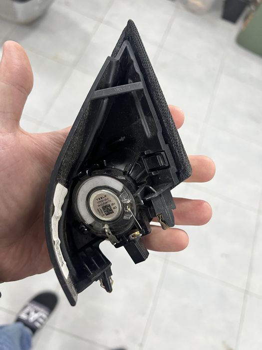 Колонка водійських дверей tesla model 3