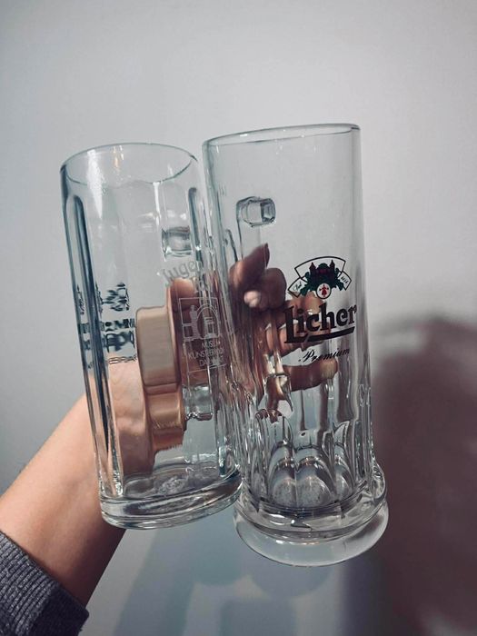Dwa piękne szklane kufle kufel na alkohol na napoje