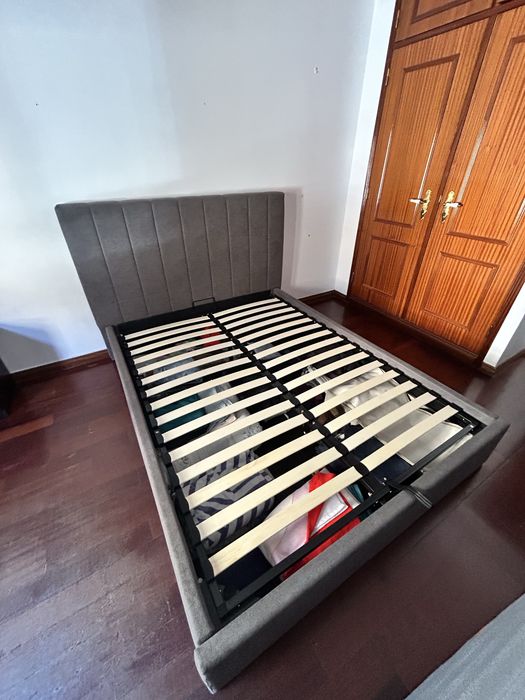 Estrutura de cama HASLEV (JYSK) 140x190 - Cinzento escuro com arrumacao | 230€