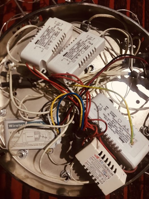 Продам люстру на стелю.