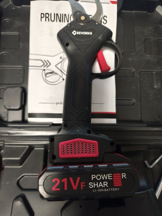 tesouro eletrônico de poda com 2 baterias e maleta de transporte