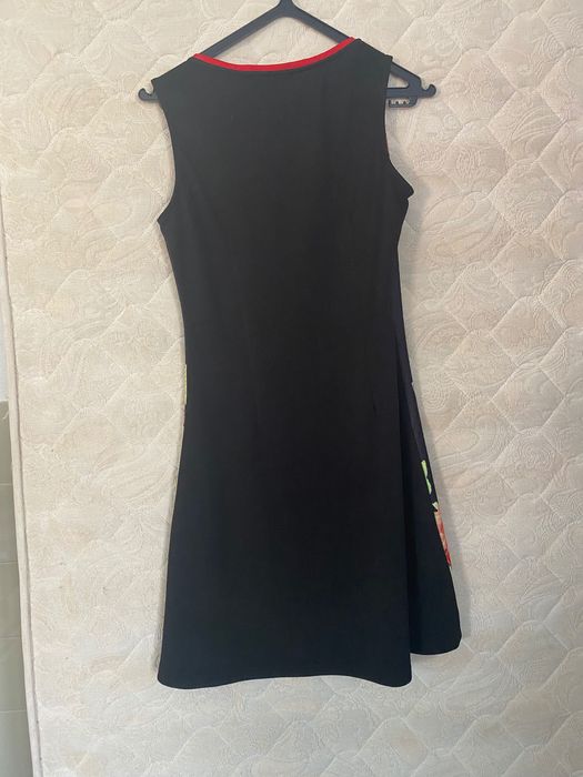 Vestido preto multicolorido e com aplicações