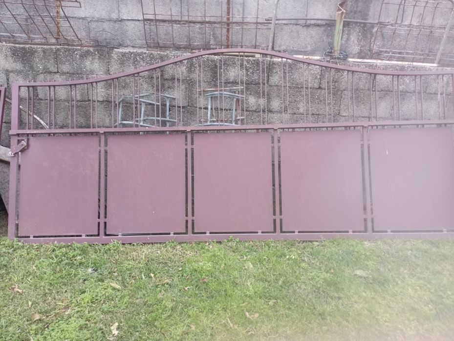 Portões exteriores em ferro forte