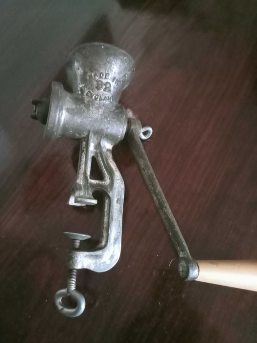 Picadora de carne em bom estado