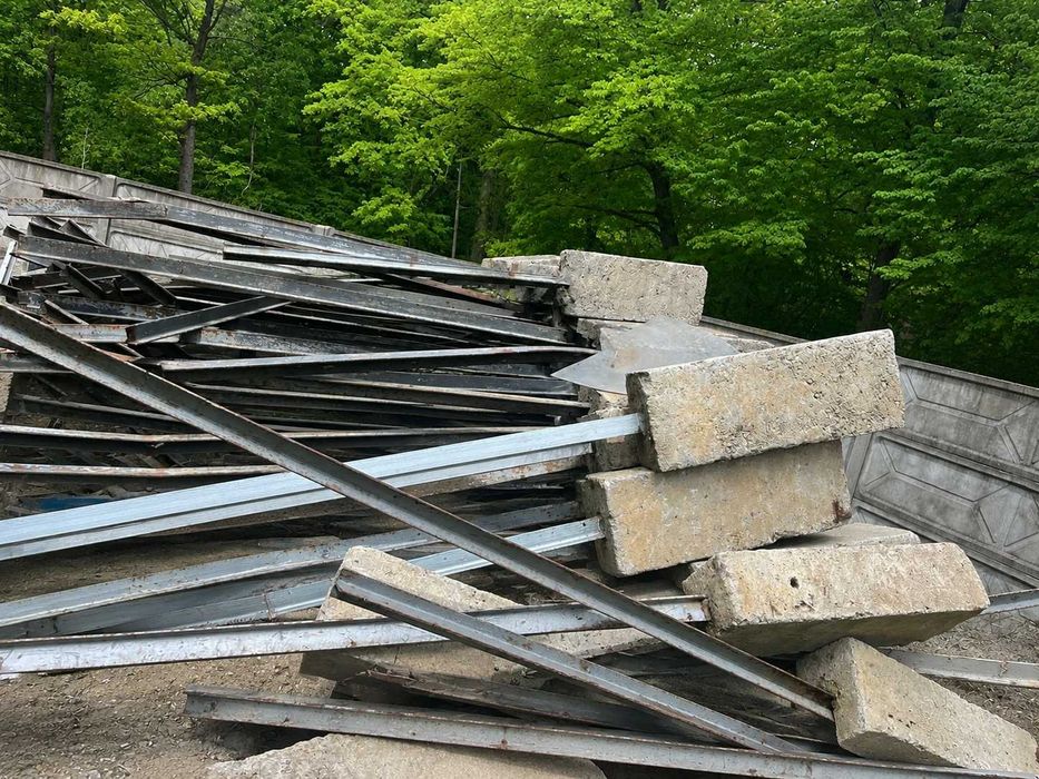 Słupki z fundamentem betonowym 70cm, pod siatkę 2m