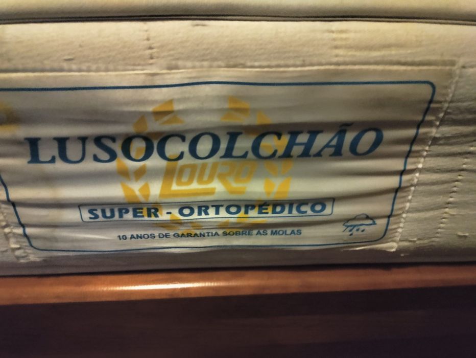 Cama com estrado e colchão