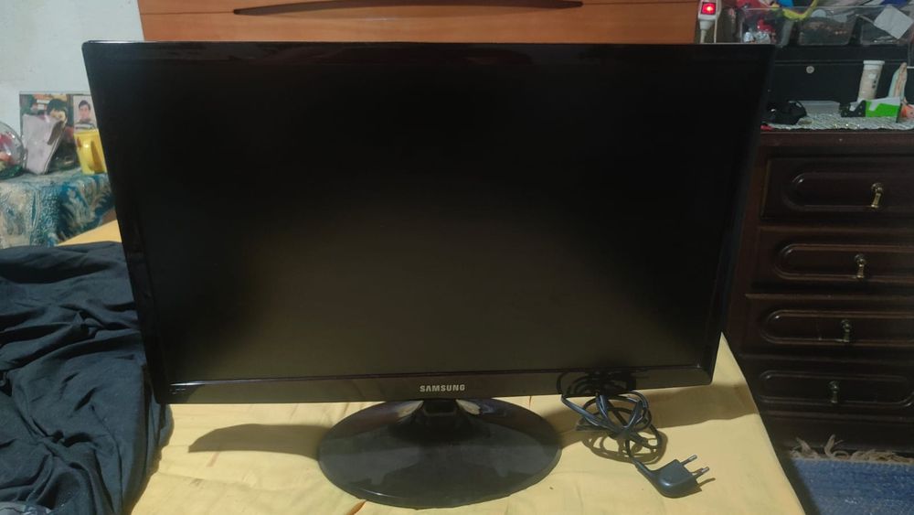 Televisão  como nova comando e com cabos etc