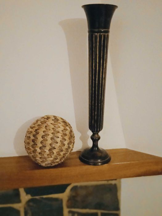 Peça decorativa muito elegante em metal