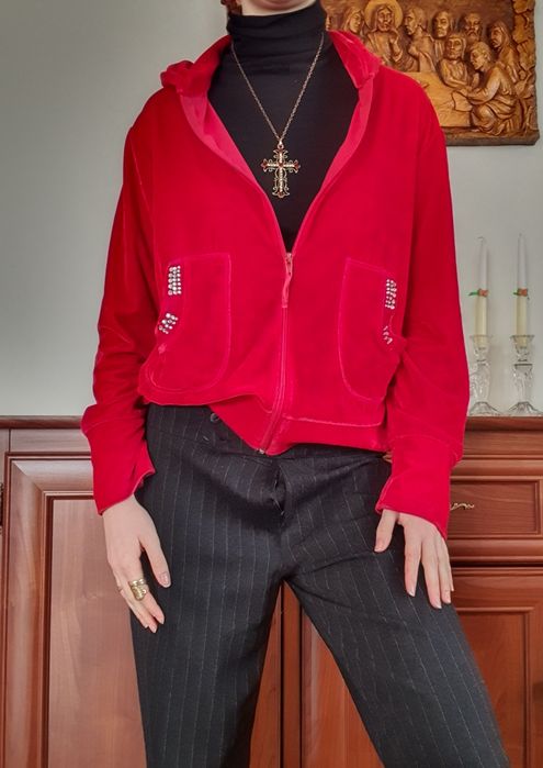 Czerwona welurowa bluza