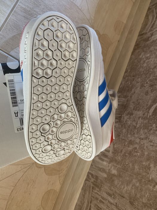 Кросівки Adidas. Розмір 33,34