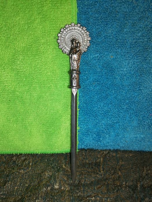 Abre-cartas em latão, com cabo representando Nossa Senhora com o Menino.