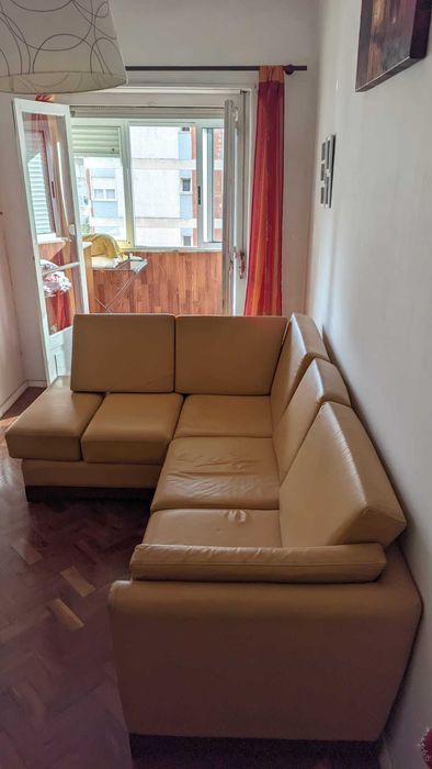sofa em couro amarelo torrado