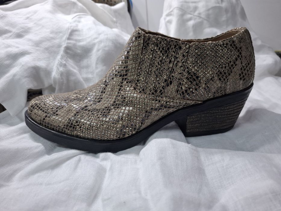 Sapatos abotinados imitação pele cobra.