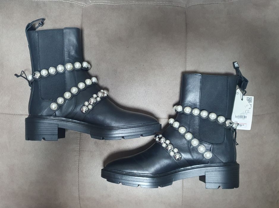 Черевики Zara з перлинними ремінцями.