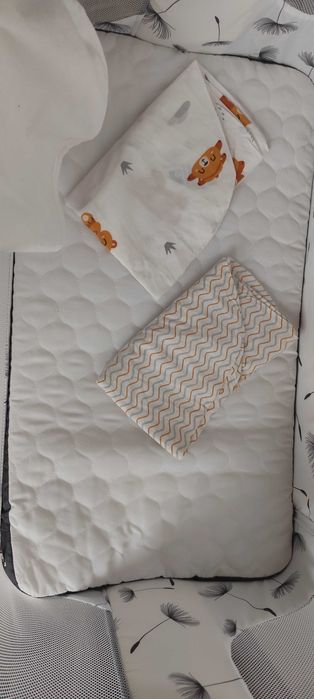 Berço com 3 funções diferentes: berço para cama, berço de balanço e berço de bebé. Com o berço ofereço 1x capa  protetora e 2x lençóis.
