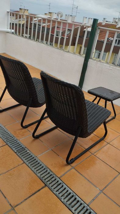 Cadeiras de exterior em rattan resistente com mesa (ótimo estado)