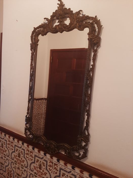 Credência,moldura de espelho e candeeiro em bronze