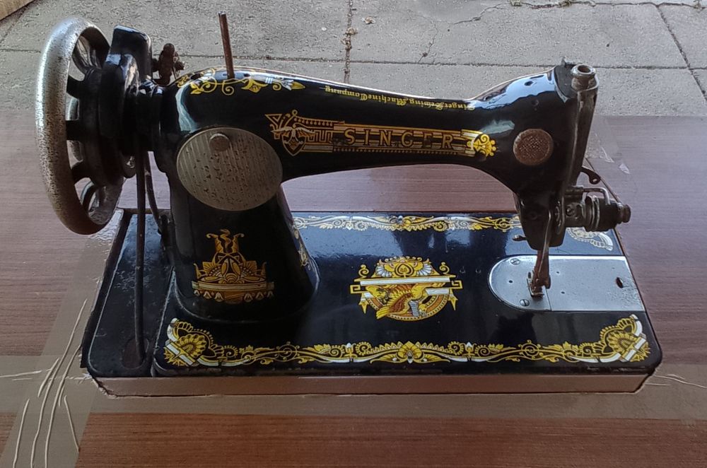 Duas máquinas de costura singer
