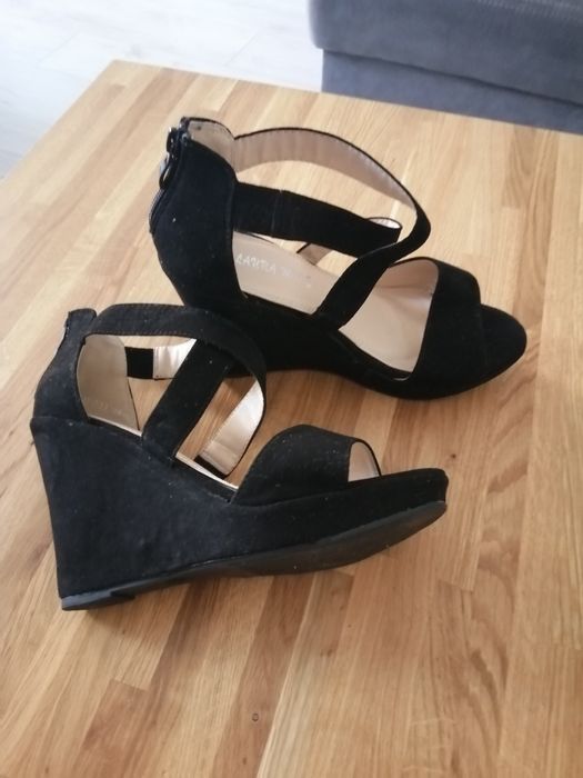 Buty sandały na koturnie.
