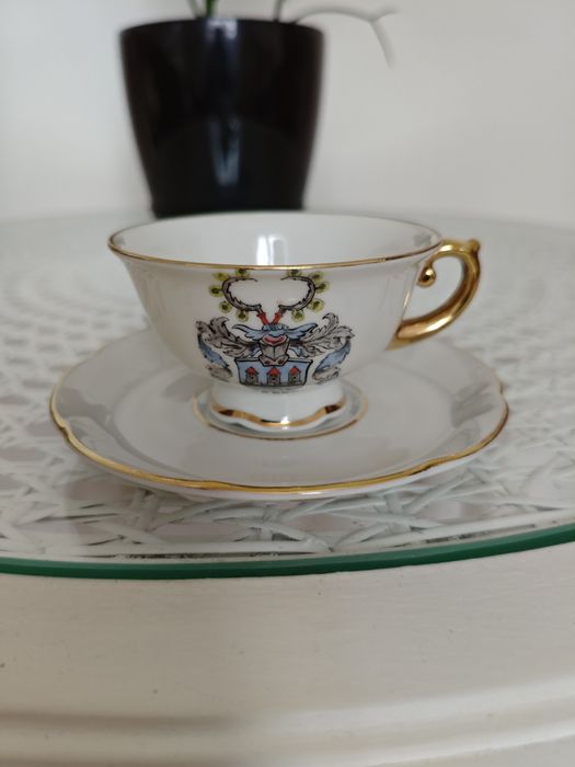 Stara porcelanowa filiżanka z talerzykiem
