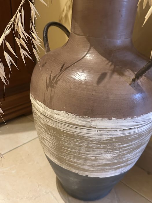 Vaso com folhas secas