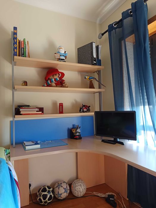 Secretária de canto com estante