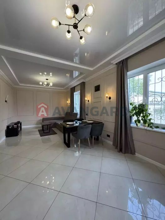 Продам Дом. Победа-4. Кухня-студия. 3 отдельные спальни. 140000$