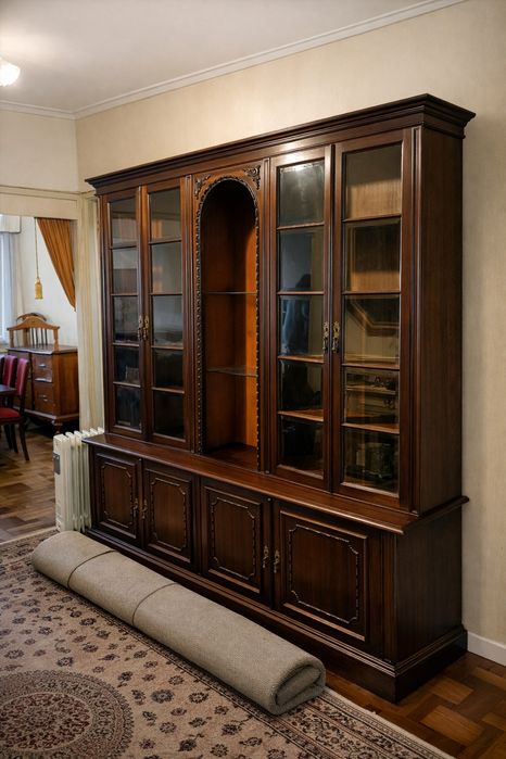 Móvel antigo de sala / cristaleira em madeira maciça