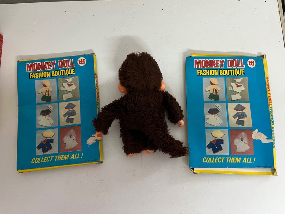 Boneco Momchichi + roupas