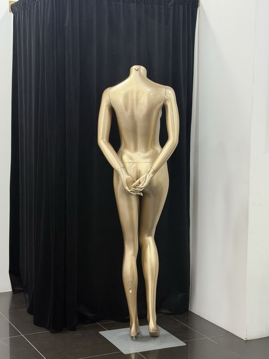 Manequim dourado à venda