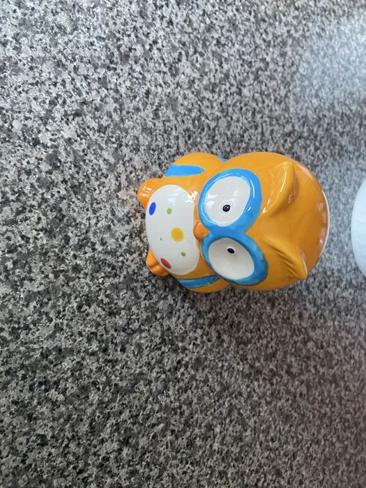 Um megalheiro um espelho e um guarda joias da disney