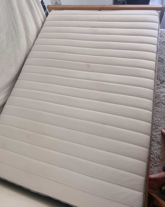 Cama e colchão casal.