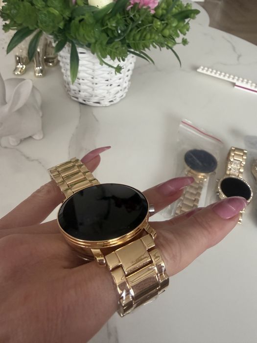 Zegarek Z czarnym wyświetlaczem SmartWatch Złotej bransolecie